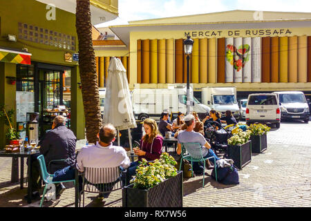 Russafa Valencia Bar Leute vor dem Russafa Markt Valencia Spanien Europa City Street Bar Daily Life Spain Bar Bürgersteig Nachbarschaft Bezirk Lokal Stockfoto