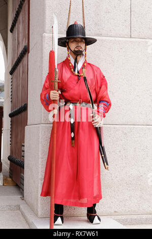 Seoul, Südkorea. Mai, 2017. Guard in traditioneller uniform am Gwangwhamun Tor der Gyeongbokgung Palast in Seoul, Südkorea. Stockfoto