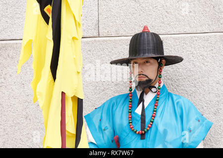 Seoul, Südkorea. Mai, 2017. Guard in traditioneller uniform am Gwangwhamun Tor der Gyeongbokgung Palast in Seoul, Südkorea. Stockfoto