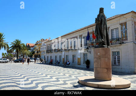 CASCAIS, Portugal - 25. JUNI 2018: Zentraler Platz 5. Oktober in Cascais mit Statue des Dom Pedro I. Cascais ist berühmt und beliebt Sommerferien spo Stockfoto