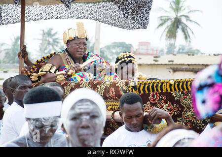 Bassam, Côte d'Ivoire - November 7, 2015: Der König der Region ist im Triumph trug ihn auf dem öffentlichen Platz, wo die Party stattfindet, zu bringen. Stockfoto