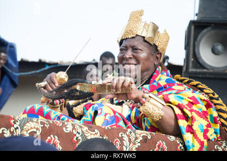 Bassam, Côte d'Ivoire - November 7, 2015: Der König der Region ist im Triumph trug ihn auf dem öffentlichen Platz, wo die Party stattfindet, zu bringen. Stockfoto