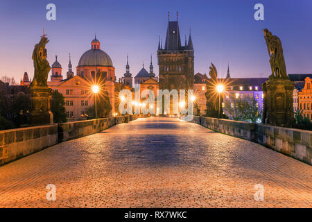 Die berühmte Karlsbrücke in Prag in der Tschechischen Republik bei Sonnenaufgang Stockfoto