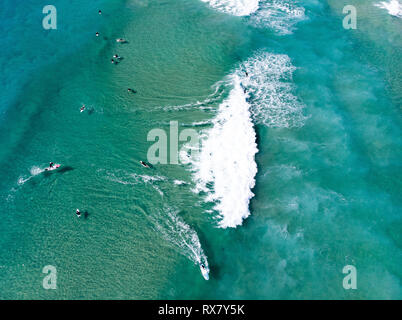 Luftaufnahme des Surfens an der Gold Coast Stockfoto