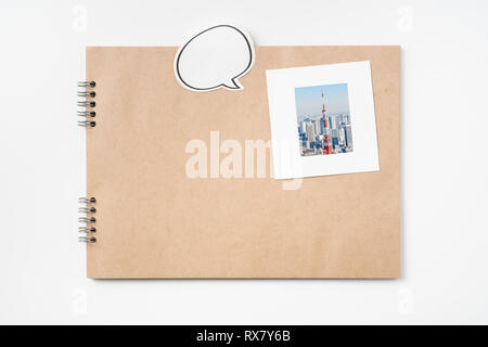 Reise- und Designkonzept - Ansicht von Oben kraft Notebook, weiße Rahmen mit Tokio reisen, Foto- und Stift auf weißem Hintergrund für die Modellerstellung Stockfoto