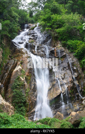 Mae Tia Wasserfall natürliche Schönheit der Flüsse fließt sanft verbindet die anderen und fällt auf Riffe als Schichten von Wasser, schlug die Riffe, die sich in einem Stockfoto