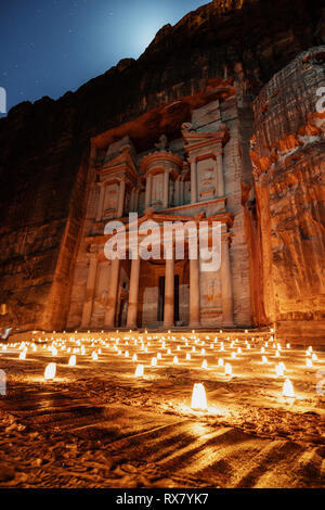 Petra bei Nacht, Treasury antike Architektur in Canyon, Petra in Jordanien Stockfoto