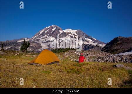 WA 15897-00 ... WASHINGTON - Backcountry Wanderer Camping auf Kolonnade Ridge unter der Website der Kolonnade Aussichtspunkt in Mount Rainier National Park. Stockfoto