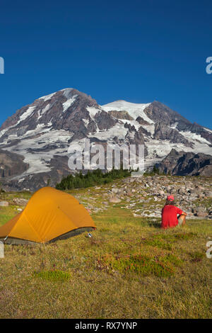 WA 15898-00 ... WASHINGTON - Backcountry Wanderer Camping auf Kolonnade Ridge unter der Website der Kolonnade Aussichtspunkt in Mount Rainier National Park. Stockfoto