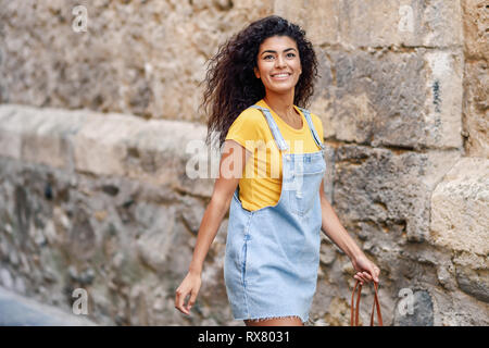 Junge schwarze touristische Frau mit Curly Frisur im Freien Stockfoto