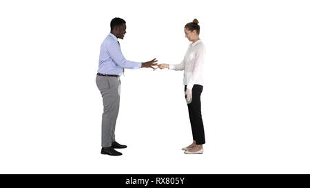 Volle Länge. Frau und Mann doign das Papier, Schere, rock Spiel auf weißem Hintergrund. Professionelle Aufnahme in 4K-Auflösung. 012. Sie können es z. B. in y Stockfoto