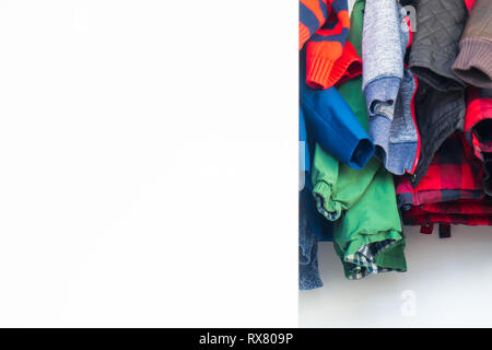 Unterseite des Jungen Jacken und Winterkleidung in einem echten Schrank mit viel Weiß Platz für Kopie, Raum für Text. Stockfoto