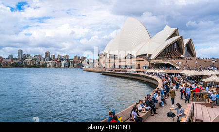 22. Dezember 2018, Sydney NSW Australien: Vorderansicht des Sydney Opera House mit Bar und Promenade voll von Menschen, die in Sydney, NSW Australien Stockfoto