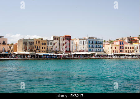Blick auf den Hafen in Chanias Altstadt mit venezianischer und osmanischer Architektur auf der Insel Kreta, Griechenland. Stockfoto