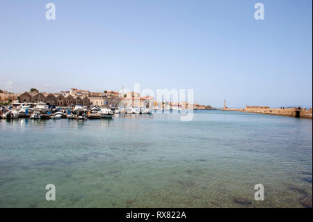 Blick auf den Hafen in Chanias Altstadt mit venezianischer und osmanischer Architektur auf der Insel Kreta, Griechenland. Stockfoto