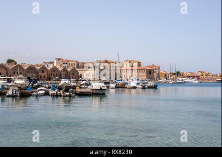 Blick auf den Hafen in Chanias Altstadt mit venezianischer und osmanischer Architektur auf der Insel Kreta, Griechenland. Stockfoto