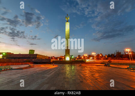 Denkmal zum 50 Jahre Jubiläum der sowjetischen Armenien auf Cascade Komplex, Jerewan, Armenien gewidmet. Stockfoto