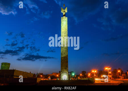 Denkmal zum 50 Jahre Jubiläum der sowjetischen Armenien auf Cascade Komplex, Jerewan, Armenien gewidmet. Stockfoto