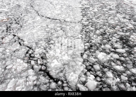 Gebrochene Eis schwimmt auf der Ostsee im Winter Stockfoto