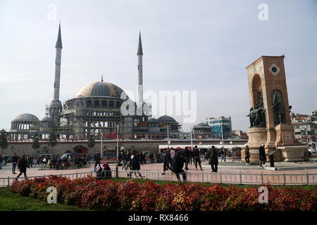 Istanbul, Türkei - 6. März 2019: Eine neue Moschee ist im Bau am Taksim Square, Istanbul. Der Bau ist fast abgeschlossen. Stockfoto