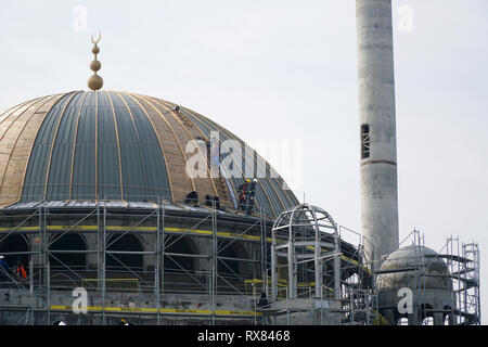 Istanbul, Türkei - 6. März 2019: Eine neue Moschee ist im Bau am Taksim Square, Istanbul. Arbeitnehmer versuchen, die Kuppel zu beenden. Stockfoto