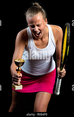 Schöne Mädchen Tennis Spieler mit einem Schläger auf dunklem Hintergrund, mit Licht feiern einwandfreien Sieg Stockfoto