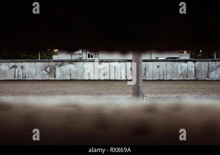 Ehemalige Teil der Berliner Mauer und Todesstreifen im Mauerpark, Berlin. Stockfoto