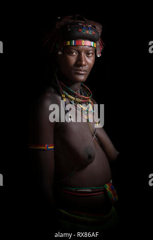 Eine Muhacaona Frau zeigt ihre traditionellen Verzierungen Stockfoto