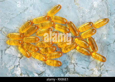 Lebertran Tabletten in Form eines Fisches Stockfoto