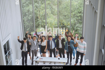 Gruppe von asiatischen Business Team Anheben der Arme Erfolg Leistung Konzept Stockfoto