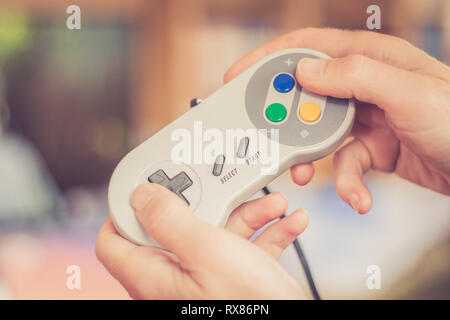 Spielen retro video Spiel, Game Controller, verschwommenen Hintergrund Stockfoto