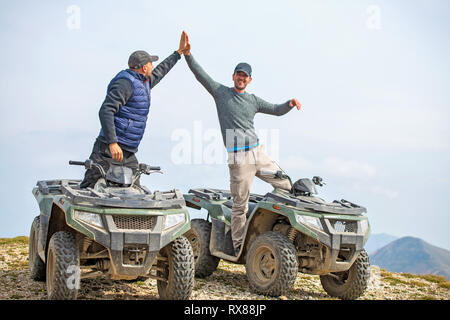 Männliche riend Reiten atv Fahrzeug auf off road Track genießen. Stockfoto