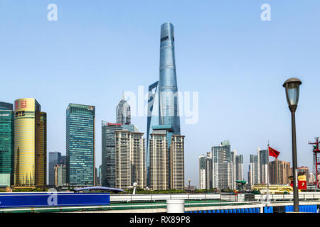 Blick auf Pudong, Shanghai Tower, Shanghai World Financial Center und Jin Mao Tower unter den vielen tollen Strukturen an, die die Skyline. Stockfoto