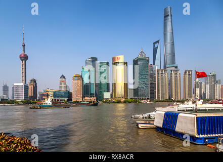 Skyline von Pudong, Shanghai Tower, Shanghai World Financial Center, Jin Mao Tower und der Oriental Pearl Tower unter den vielen tollen Strukturen. Stockfoto