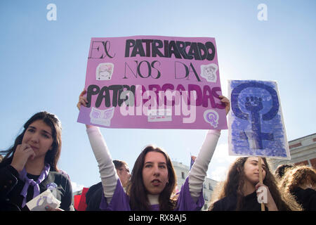 Eine Frau gesehen, die ein Schild sagt, Patriarchat gibt mir das Würgen, während der Demonstration. Spanische Frauen die feministische Streik 2019 (Women's Strike) in Madrid mit Aktivitäten und Proteste aus verschiedenen Verbänden und gesellschaftlichen Gruppen vor dem großen Protest von Atocha Plaza España begonnen. Die feministische Streik ist eine Arbeit, Pflege, Verbrauch, Student und assoziative Streik. Stockfoto