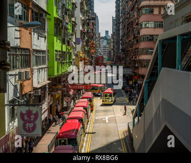 Über der Straße Wäsche- und Schilder hängen von Gebäuden, unter ihnen der Trubel der Menschen über ihr Geschäft zu gehen. Mong Kok, Kowloon. Stockfoto