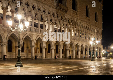 Doge Palast bei Nacht mit Lichtmasten Venedig Italien Stockfoto