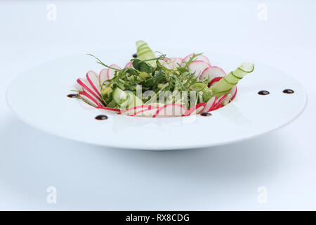 Restaurant Dish, grüner Salat mit Radieschen, Rucola und Gurken, gesunde Nahrung, für das Menü Stockfoto