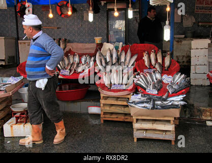 Istanbul, Türkei - 15 Februar 2019: Fischer in Istanbul verkaufen den Fang des Tages auf einem Fischmarkt beim Rauchen einer Zigarette Stockfoto