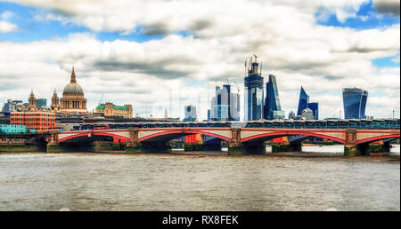 London, Großbritannien, 2018. August, Blick auf die Blackfriars Bridge, die St. Paul's Cathedral und die City of London von South Bank, England Stockfoto