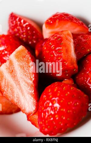 Lecker Erdbeeren bereit zu essen. Gewaschen in Hälften geschnitten. Freude in Rot. Stockfoto