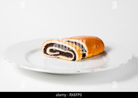 Hausgemachte Mohn Kuchen auf dem Teller. Eine einfache Scheibe der köstlichen Dessert. Stockfoto