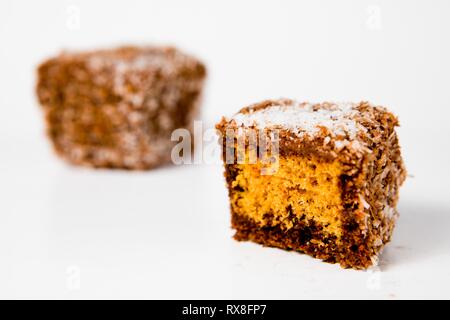 Hausgemachte Lebkuchen als Würfel mit Kokosraspeln auf geprägt. Süße Versuchung. Stockfoto