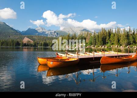 Mountain Lake view Strbske Pleso im Nationalpark Hohe Tatra, Slowakei, Europa im Sommer. Boot mieten in Front. Stockfoto