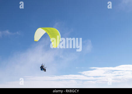 Paragliding auf verschneiten Bergen über Ski Resort im sonnigen Wintertag. Kaukasus Berge. Georgien, Region Gudauri. Stockfoto