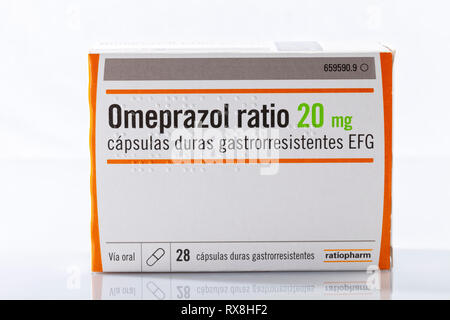 Eine Box mit Omeprazol Ratiopharm Kapseln der Marke isoliert auf Weiss. Foto in Madrid, Spanien, am 8. März 2019. Stockfoto