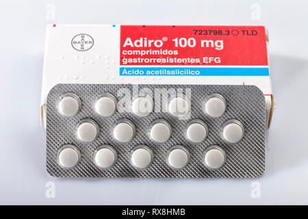 Eine Box mit Acetylsalicylsäure Adiro Tabletten von der Marke Bayer isoliert auf Weiss. Infantile Aspirin. Foto in Madrid, Spanien, am 8. März 2019. Stockfoto
