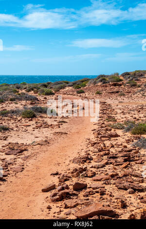 Wanderweg über den roten Sand in der Nähe Mushroom Rock in Kalbarri Australien Stockfoto