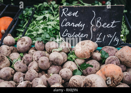 Drei verschiedene Arten von Rote Bete auf Verkauf zu einem Straßenmarkt. Stockfoto