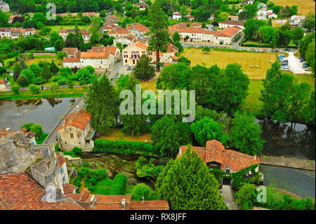 Dorf gesehen von Chateau Bourdeilles, Bourdeilles, Dordogne, New Aquitaine, Frankreich Stockfoto